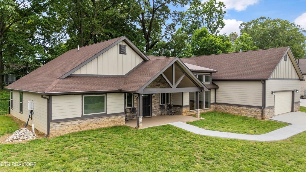 Photo of 354 Fairway Drive, Dandridge, TN 37725 (MLS # 1327465)