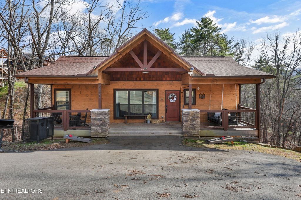 Photo of 2529 Mountain Holly Way, Sevierville, TN 37862 (MLS # 1348859)