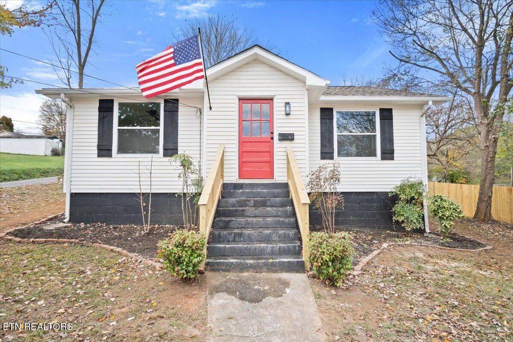 Photo of 1109 N Price St, Sweetwater, TN 37874 (MLS # 1282138)