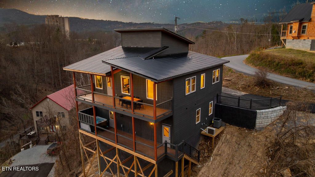 Photo of 814 Davenport Rd, Gatlinburg, TN 37738 (MLS # 1342990)