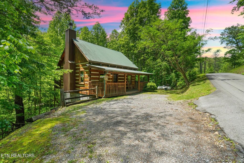 Photo of 1626 Lake Drive, Gatlinburg, TN 37738 (MLS # 1301864)