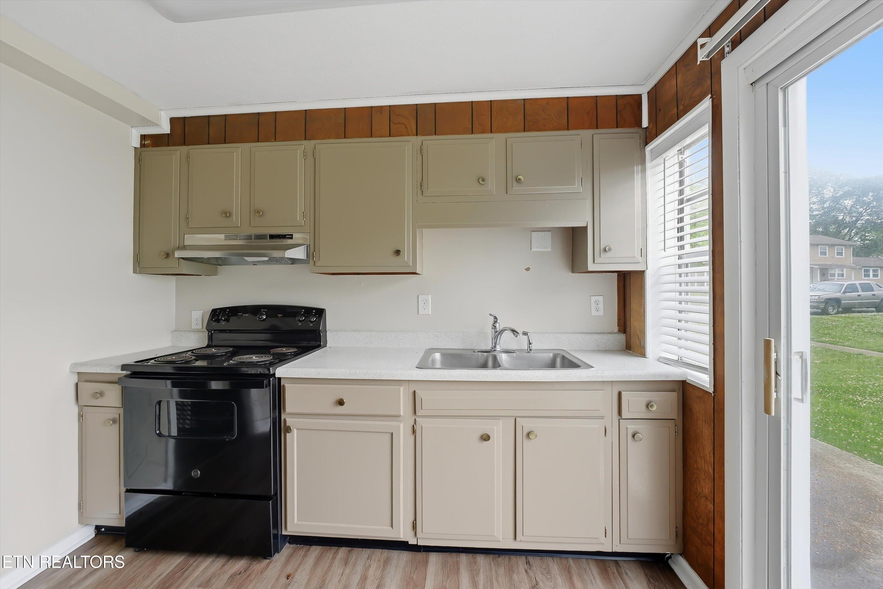 111 Tacoma Rd 105 - 111