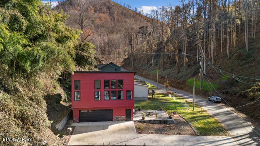 Photo of 667 Turkey Nest Rd, Gatlinburg, TN 37738 (MLS # 1322101)