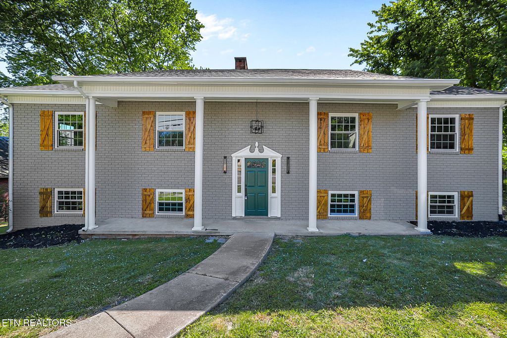Photo of 402 N A St, Lenoir City, TN 37771 (MLS # 1341181)
