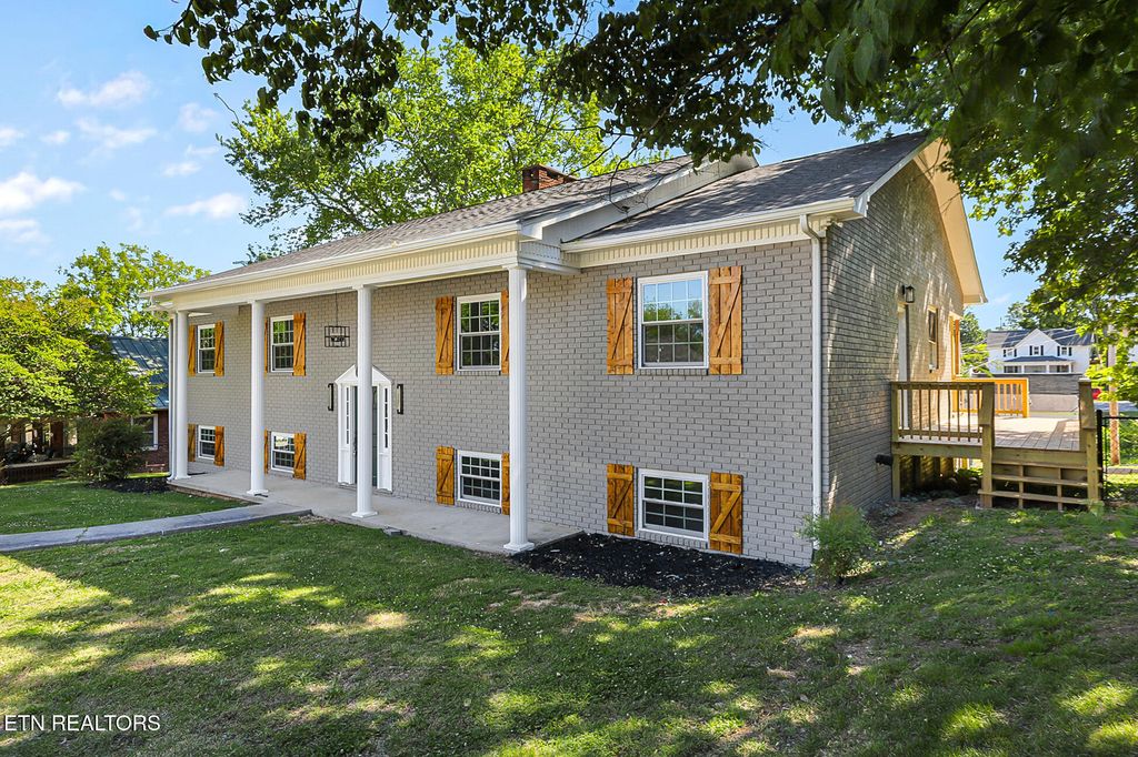 Photo of 402 N A St, Lenoir City, TN 37771 (MLS # 1341181)