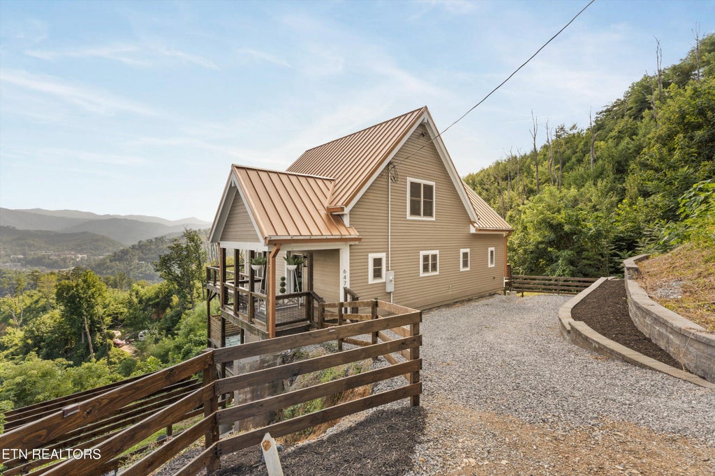 Photo of 647 Kristis Place, Gatlinburg, TN 37738 (MLS # 1356378)