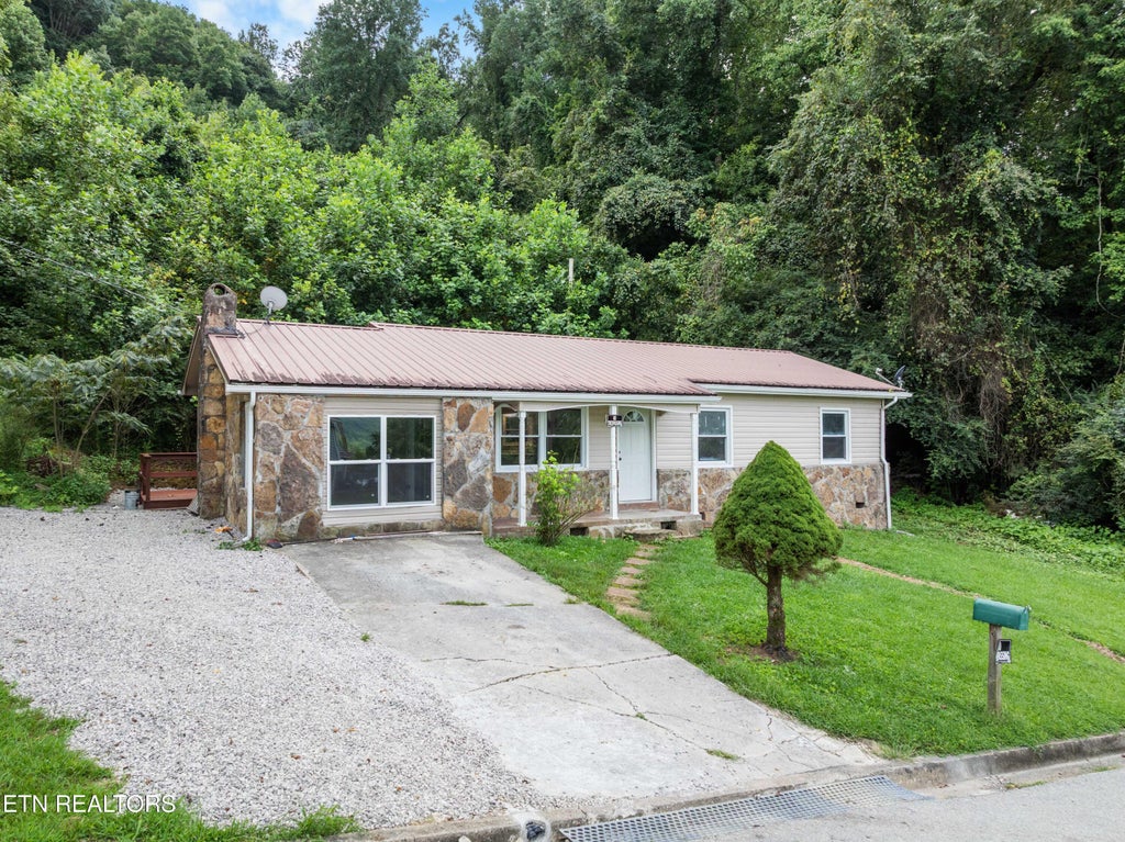 Photo of 232 E Robbins St, Jellico, TN 37762 (MLS # 1352736)