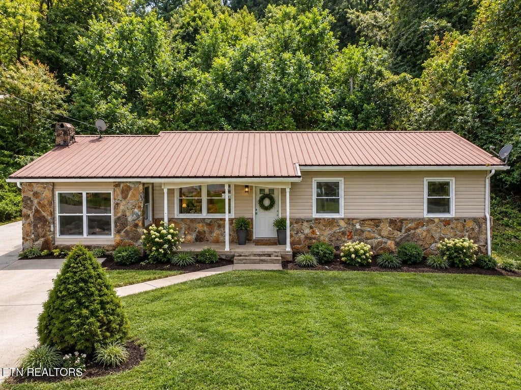 Photo of 232 E Robbins St, Jellico, TN 37762 (MLS # 1352736)