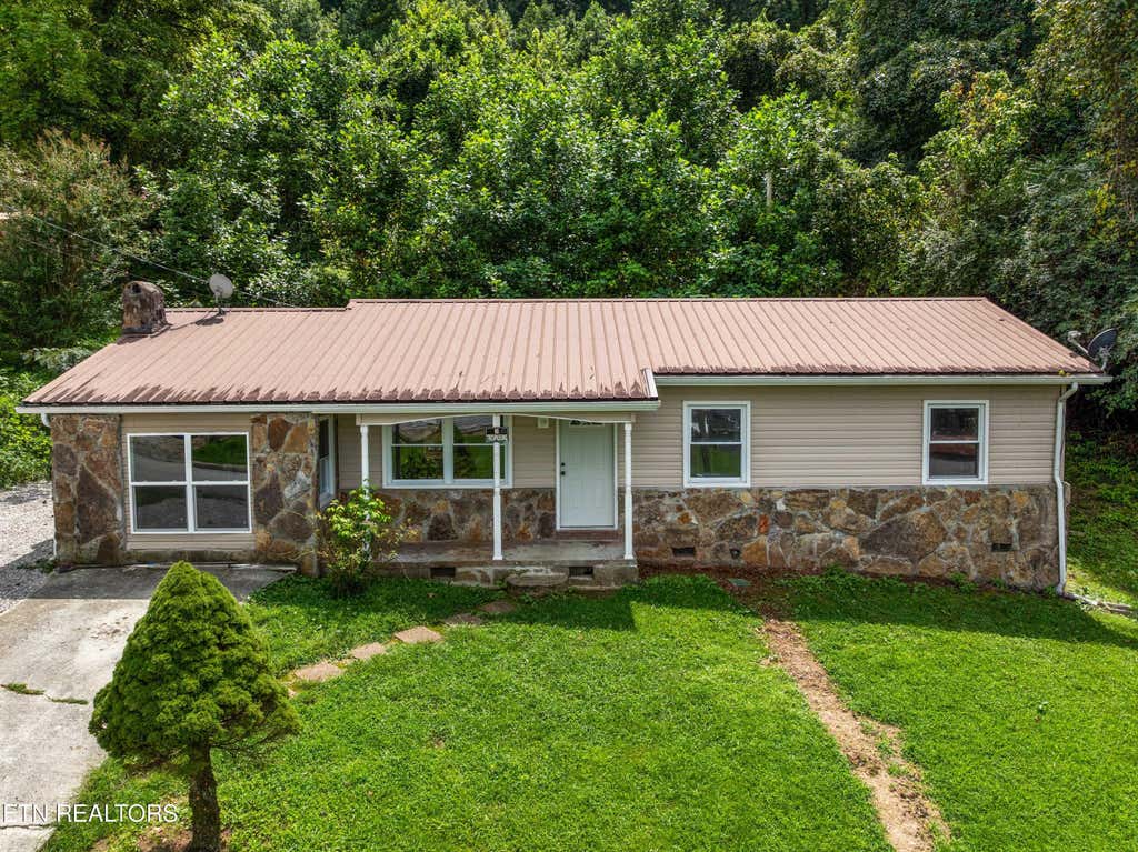 Photo of 232 E Robbins St, Jellico, TN 37762 (MLS # 1352736)