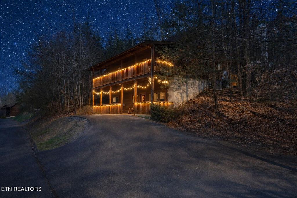 Photo of 653 Eagles Boulevard Way, Pigeon Forge, TN 37863 (MLS # 1333652)