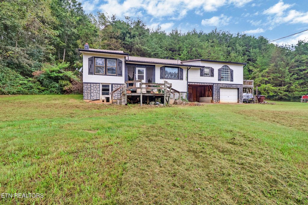 Photo of 960 Chestnut Grove Rd, Dandridge, TN 37725 (MLS # 1318174)