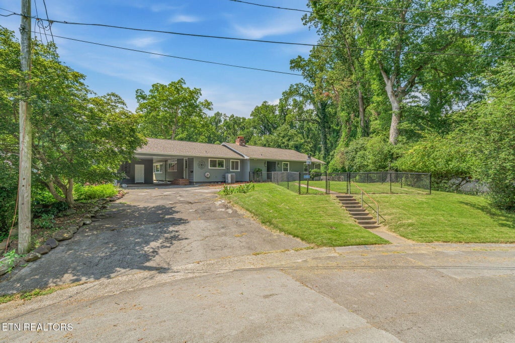 Photo of 106 Plymouth Circle, Oak Ridge, TN 37830 (MLS # 1351337)