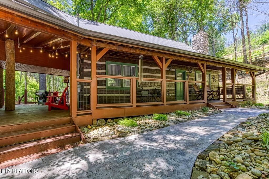 Photo of 2440 Paradise Falls Way, Sevierville, TN 37862 (MLS # 1316428)