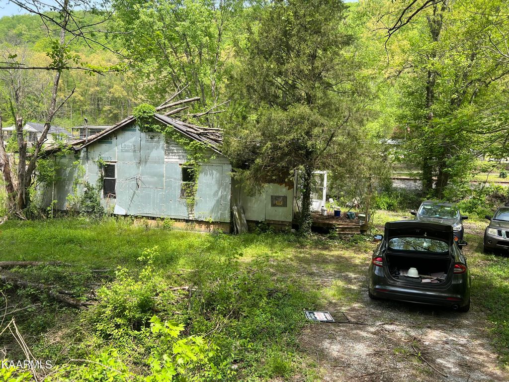 Photo of 428 E Spring St, Oliver Springs, TN 37840 (MLS # 1224878)