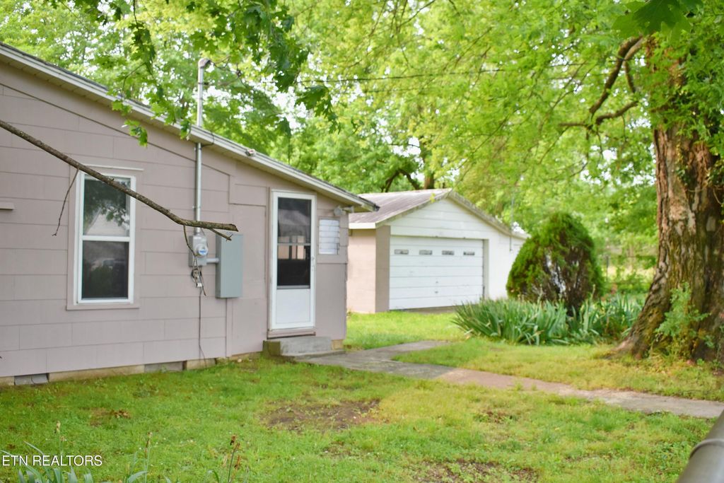 Photo of 174 E Jackson Ave, Spring City, TN 37381 (MLS # 1303499)