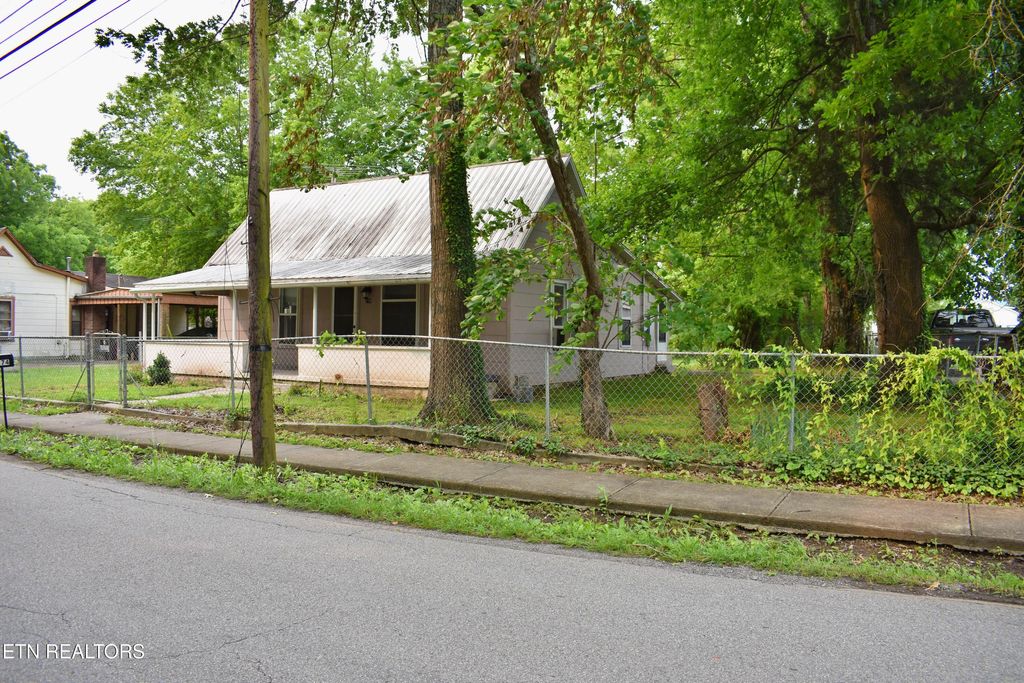 Photo of 174 E Jackson Ave, Spring City, TN 37381 (MLS # 1303499)