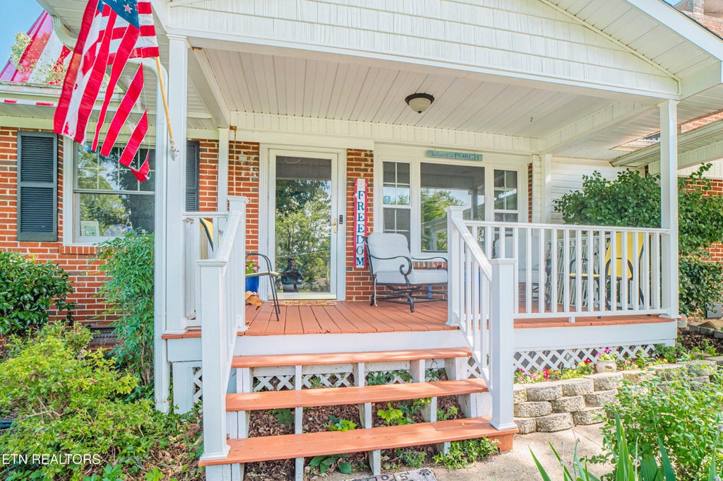 Photo of 5608 Sierra Rd, Knoxville, TN 37912 (MLS # 1345892)