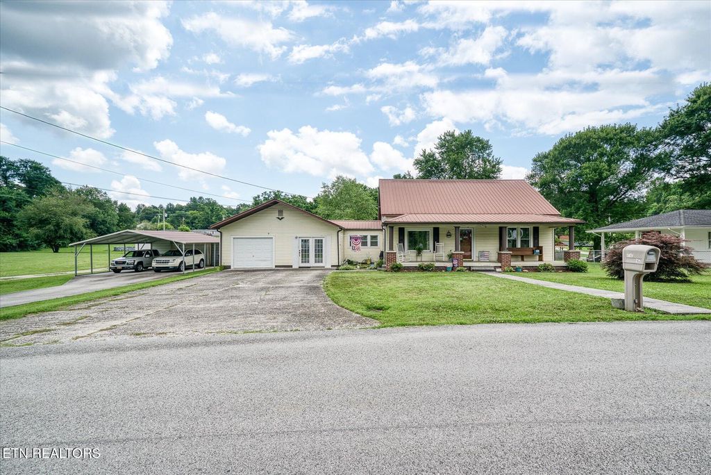 Photo of 214 Omega St, Harriman, TN 37748 (MLS # 1328585)