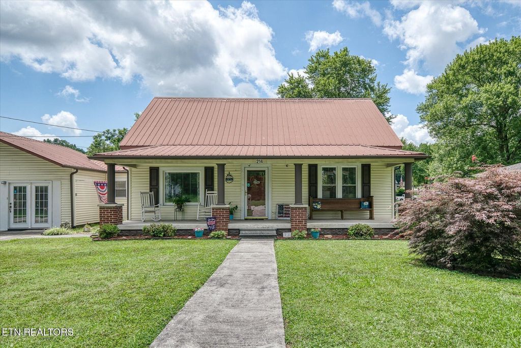 Photo of 214 Omega St, Harriman, TN 37748 (MLS # 1328585)