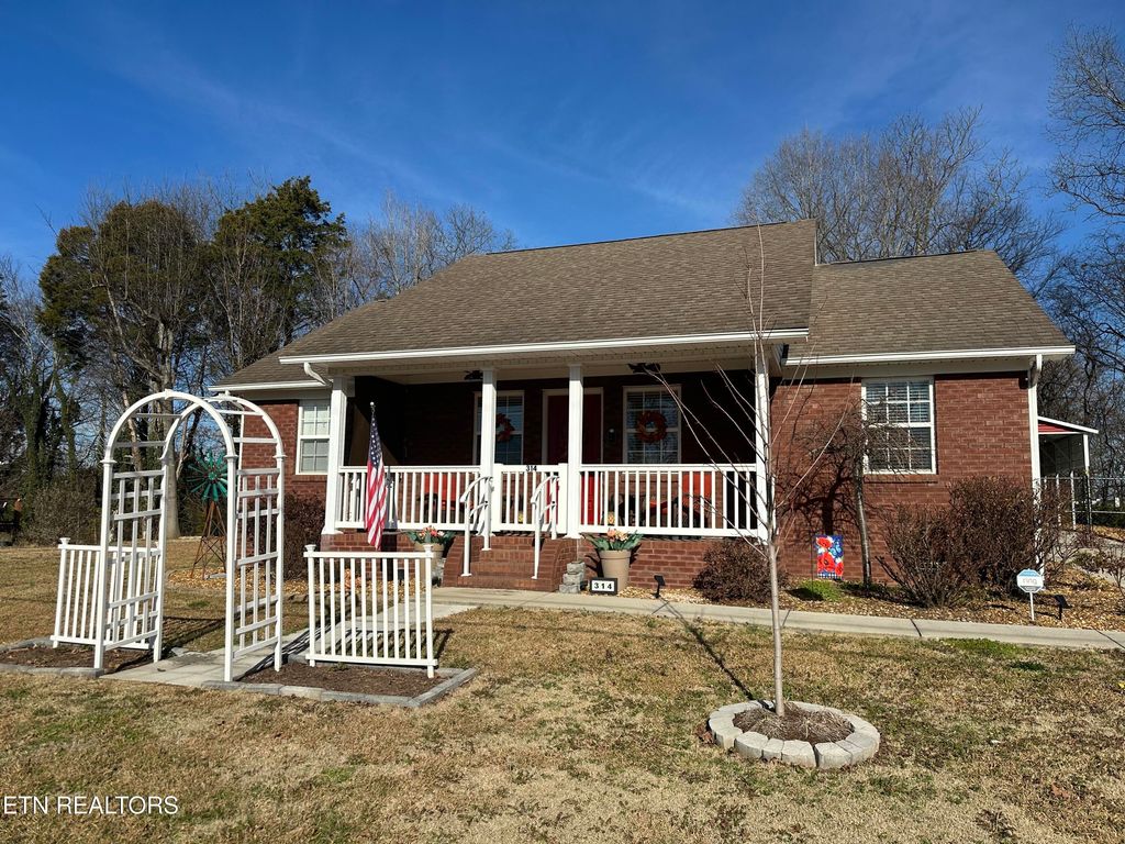 Photo of 314 W Walnut St, Madisonville, TN 37354 (MLS # 1325569)