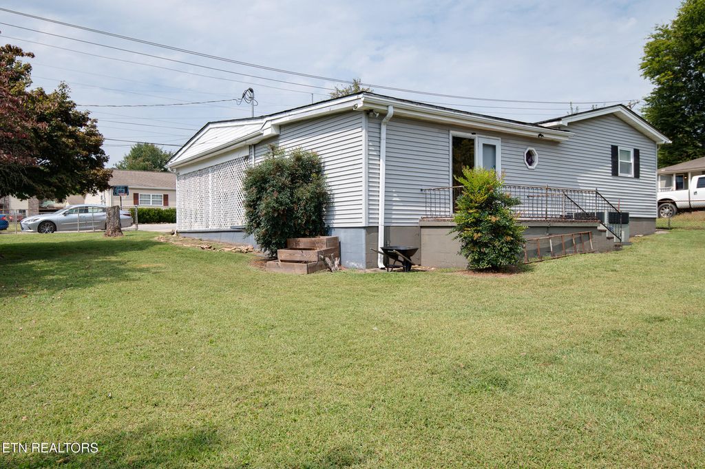 Photo of 925 Summer St, Loudon, TN 37774 (MLS # 1315866)