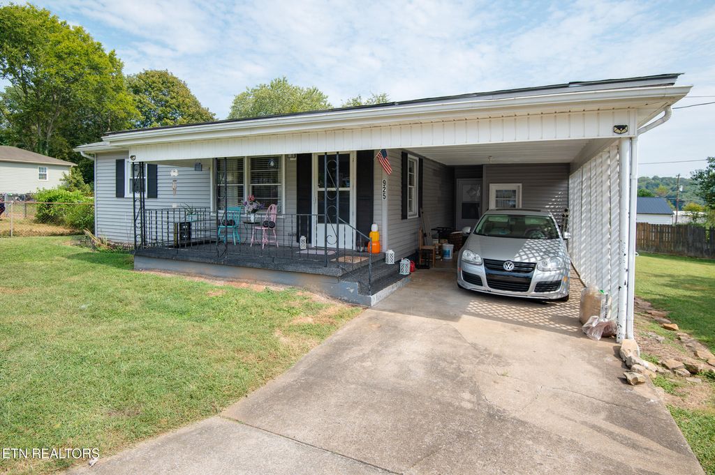 Photo of 925 Summer St, Loudon, TN 37774 (MLS # 1315866)