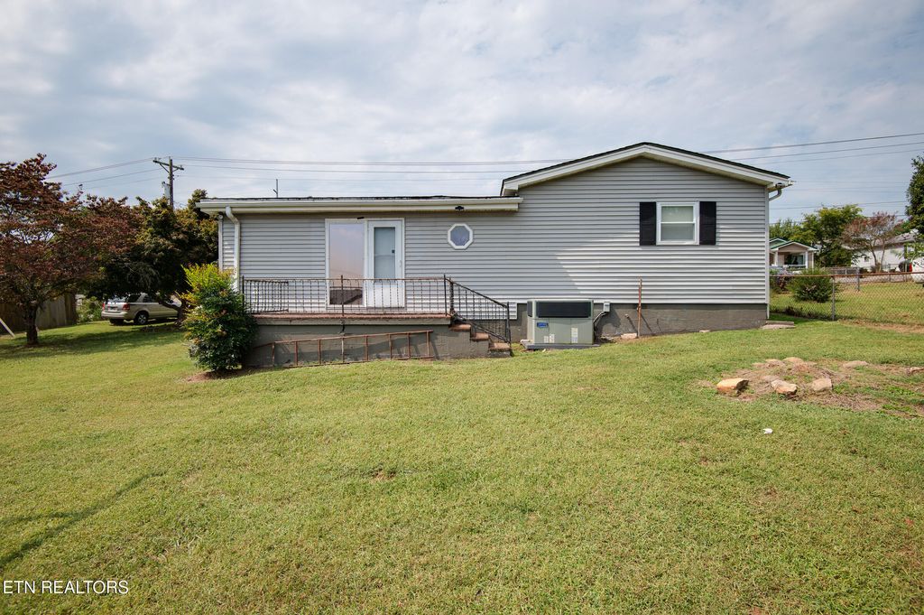 Photo of 925 Summer St, Loudon, TN 37774 (MLS # 1315866)