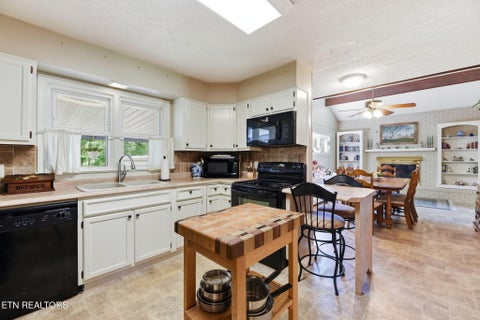 Tiny photo for 301 Cross St, Clinton, TN 37716 (MLS # 1349028)