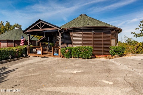 Photo of 1086 Towering Oaks Drive, Sevierville, TN 37876 (MLS # 1360500)