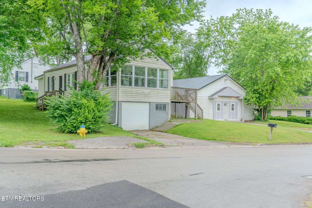 Photo of 835 E Lincoln Rd, Alcoa, TN 37701 (MLS # 1308093)