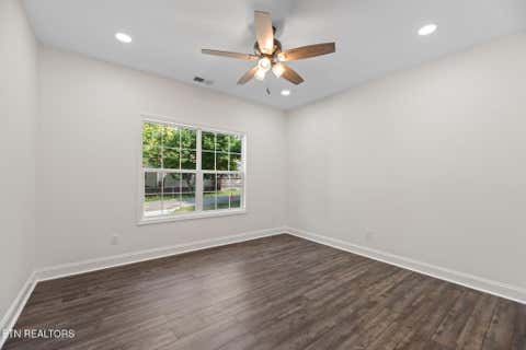 Tiny photo for 711 Byrd St, Clinton, TN 37716 (MLS # 1331086)