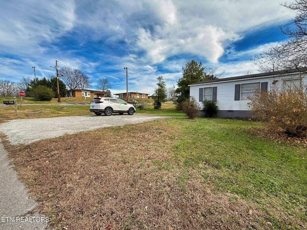 Photo of 712 E Fir St, LaFollette, TN 37766 (MLS # 1322838)