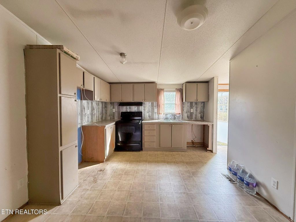 Photo of 712 E Fir St, LaFollette, TN 37766 (MLS # 1322838)