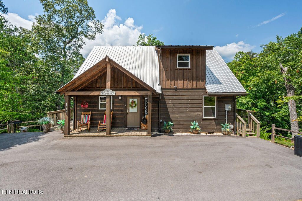 Photo of 1519 Bluff Ridge Rd, Sevierville, TN 37876 (MLS # 1316463)