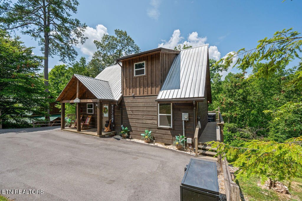 Photo of 1519 Bluff Ridge Rd, Sevierville, TN 37876 (MLS # 1316463)