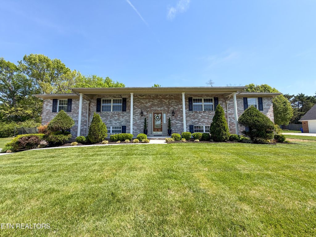 Photo of 608 E Grinnell Circle, Knoxville, TN 37924 (MLS # 1337496)