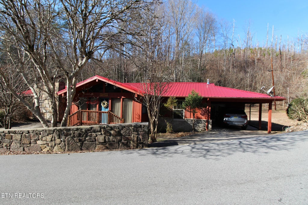 Photo of 535 Kings Ridge Rd, Gatlinburg, TN 37738 (MLS # 1359659)