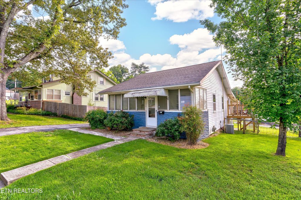 Photo of 1226 Locust St, Alcoa, TN 37701 (MLS # 1285325)