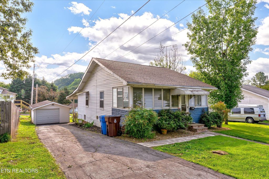 Photo of 1226 Locust St, Alcoa, TN 37701 (MLS # 1285325)