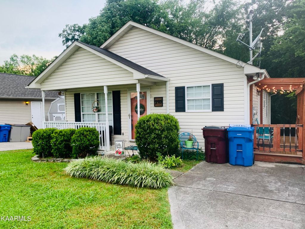 Photo of 210 W Edison St, Alcoa, TN 37701 (MLS # 1234552)