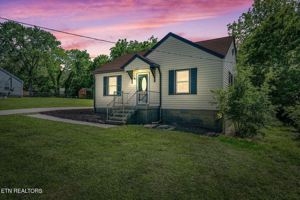 Photo of 123 Kingwood St, Kingston, TN 37763 (MLS # 1302664)