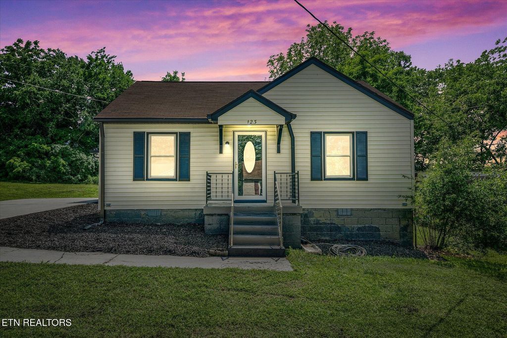 Photo of 123 Kingwood St, Kingston, TN 37763 (MLS # 1302664)