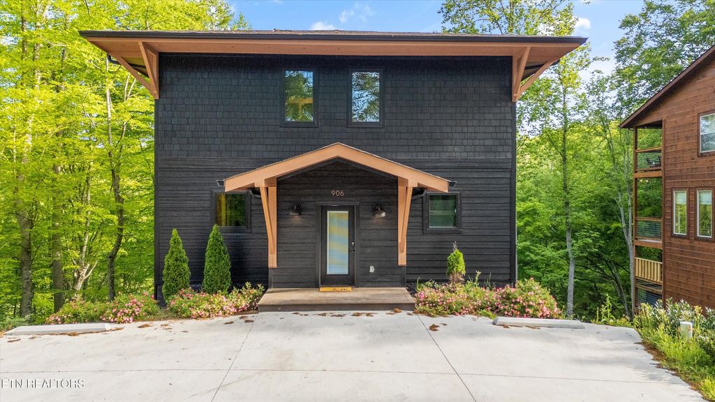 Photo of 906 Saddle Creek Way, Sevierville, TN 37862 (MLS # 1324561)