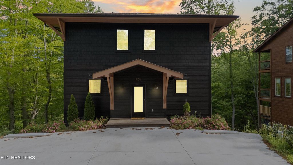 Photo of 906 Saddle Creek Way, Sevierville, TN 37862 (MLS # 1324561)