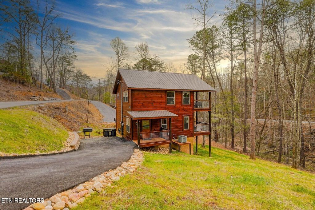 Photo of 1614 Lake Drive, Gatlinburg, TN 37738 (MLS # 1335560)