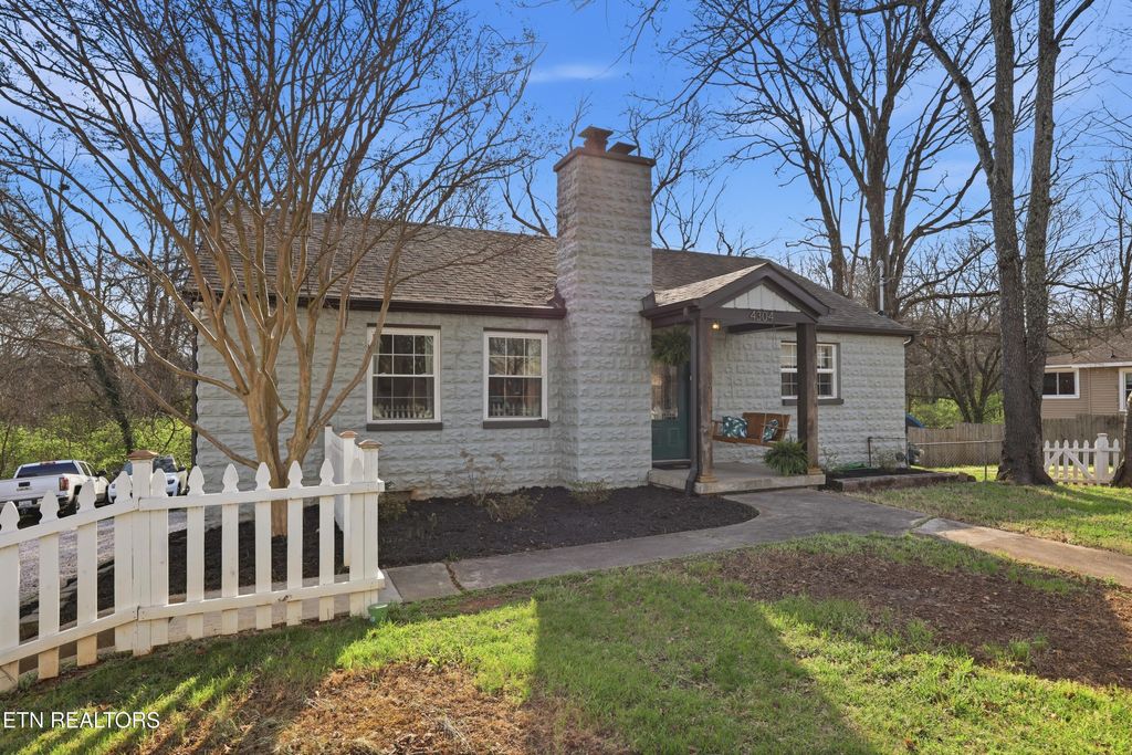 Photo of 4304 Woodlawn Pike, Knoxville, TN 37920 (MLS # 1332831)