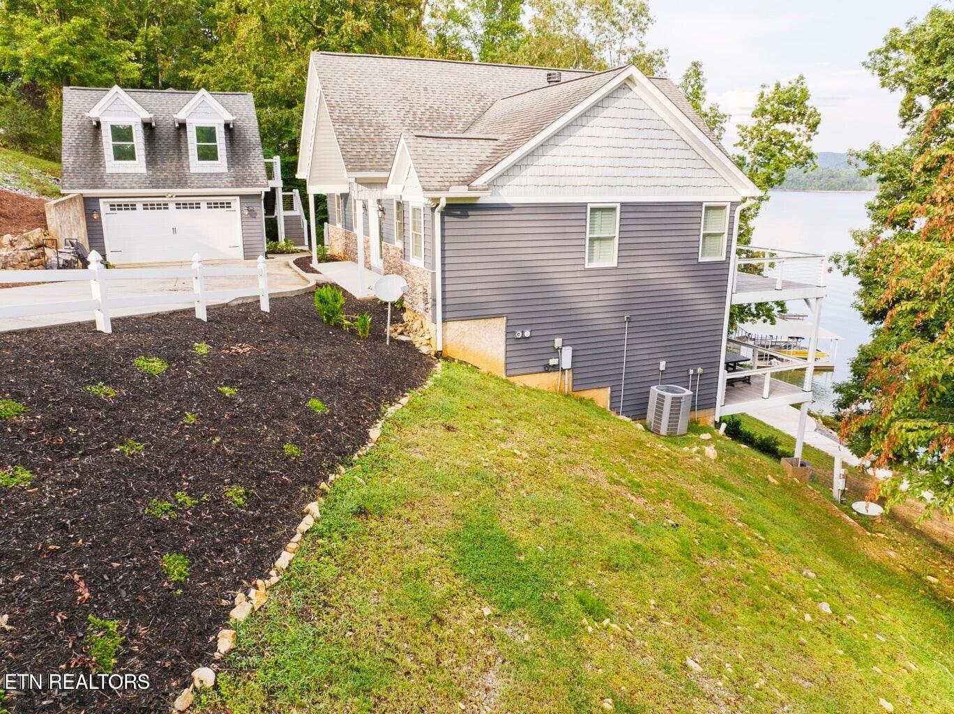 1401 Lakeview Drive