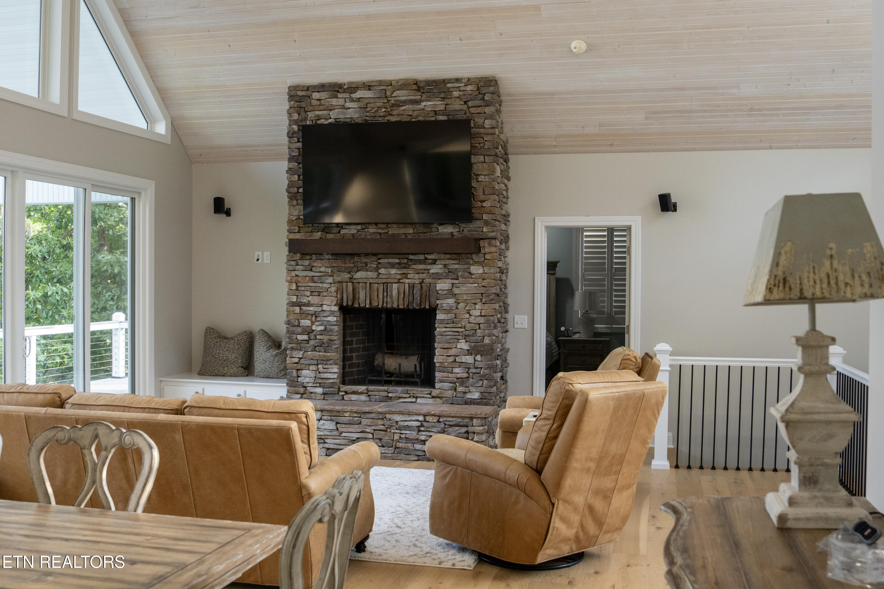 1401 Lakeview Drive