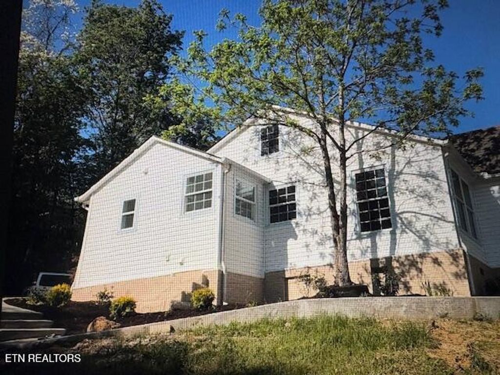 Photo of 739 W Main St, Sevierville, TN 37862 (MLS # 1323509)