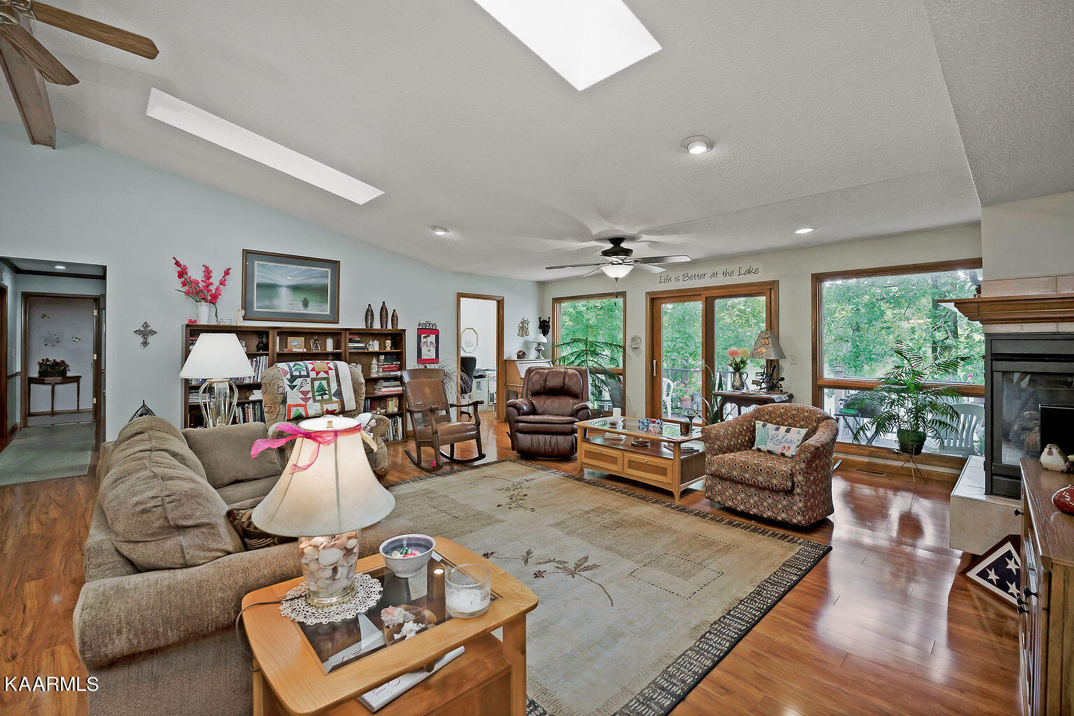 Photo 8 of 28 of 221 Pomeroy Drive house